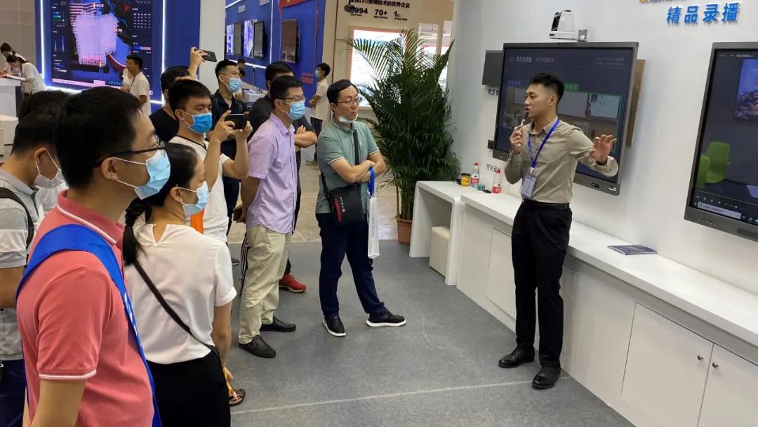 講師為嘉賓講解智慧應用特色功能.jpg 講師為嘉賓講解智慧應用特色功能.jpg