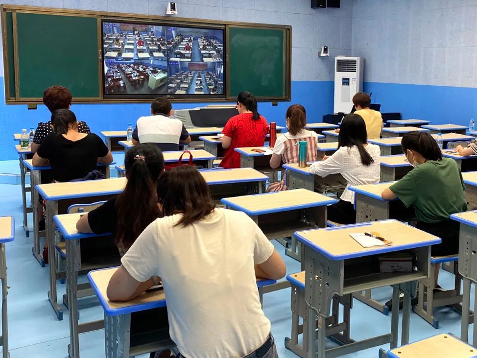 教師開展研修活動.jpg 教師開展研修活動.jpg