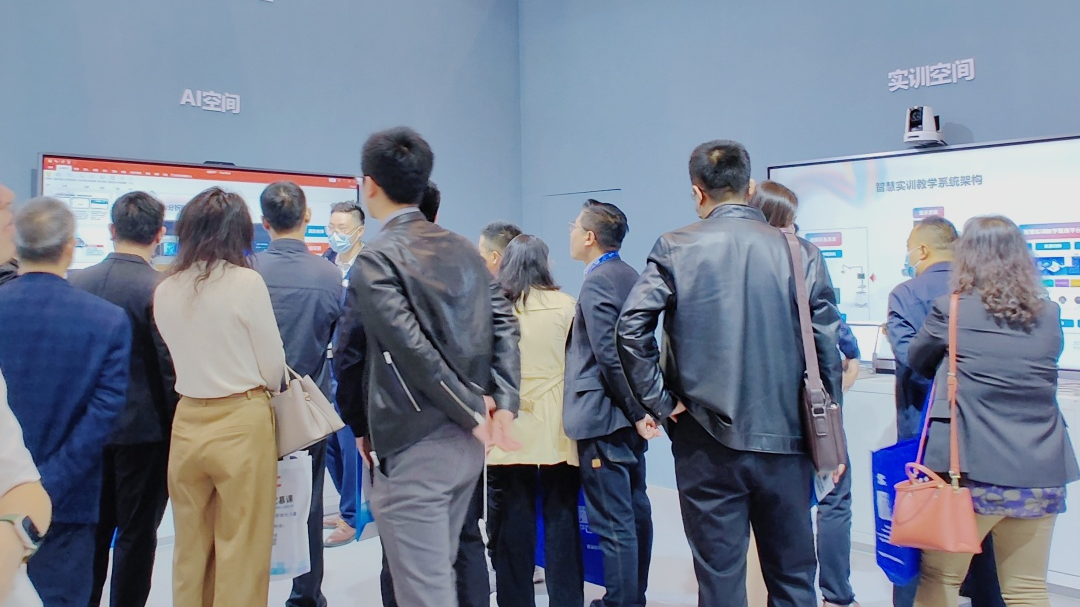 聚焦高博會，奧威亞高校數字化解決方案點燃全場！6.png