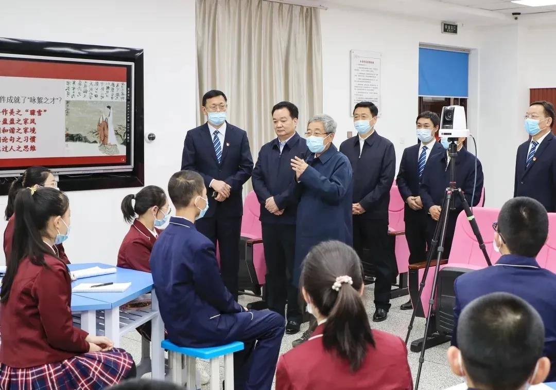 奧威亞在新疆丨兵團(tuán)一中這節(jié)遠(yuǎn)程互動(dòng)課，陳寶生部長(zhǎng)高度贊譽(yù)